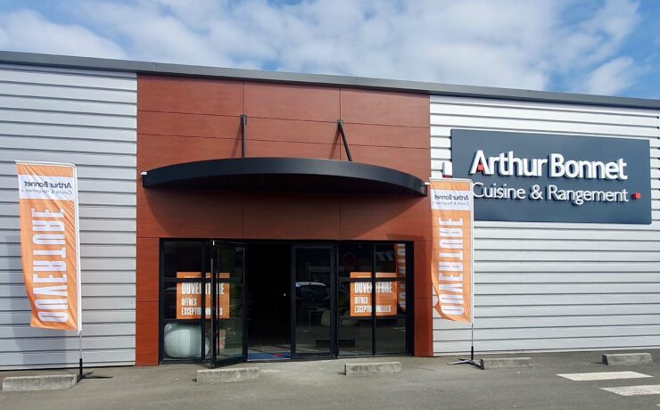 Au sein de ces deux nouveaux magasins, tous les amoureux de belles cuisines Arthur Bonnet sur mesure, labellisées “Origine France Garantie”, peuvent, parmi les implantations, découvrir celle qui sera le point de départ d’un projet d’aménagement d’espace qui soit vraiment le leur.