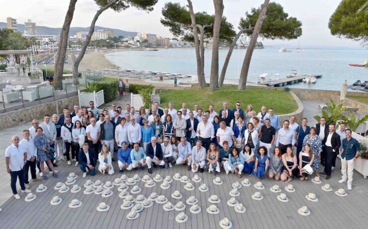 Le groupement coopératif a tenu son congrès à Palma (Baléares) du 29 mai au 1er juin dernier. L’occasion de remettre à plat la feuille de route des prochains mois, dont l’objectif sera d’assurer la prospérité des magasins sous enseigne (Monsieur Meuble, Crozatier, Meublena, Expert Litier), en se recentrant sur l’essentiel : l’utilisation de tous les canaux de communication modernes, la cohérence accrue des collections, l’identité unique des assortiments, la qualité des prestations de services en magasin, l’animation sur le terrain, l’homogénéité des réseaux et leur développement sur tout le territoire.