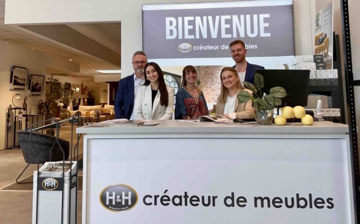 Cet espace de 700 m2, dédié à l’art de vivre “Designed in Holland”, décline également “COCOmaison”, la marque de décoration du groupe Habufa présente sur le marché français depuis 2018. La bannière “H&H – créateur de meubles” flotte à ce jour sur 74 magasins en France.