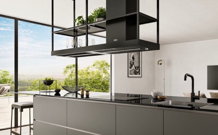 Franke Home Solutions, division du groupe Franke et premier fournisseur mondial de systèmes et de solutions intelligentes pour la cuisine, présente sa nouvelle hotte îlot “Mythos T-Shelf”. Ses principaux arguments pour séduire, outre ses performances d’aspiration : un design moderne et fonctionnel ; une finition noir mat ; et des étagères en verre fumé.