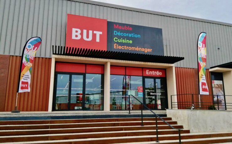Avec l’ouverture de ce nouveau magasin de 1 157 m2 (auxquels il faut ajouter un dépôt déporté de 700 m2), dans une zone particulièrement attractive et aux côtés de nombreuses enseignes renommées, But inaugure son quatrième magasin dans le département du Gard et renforce ainsi sa présence dans la région Occitanie.