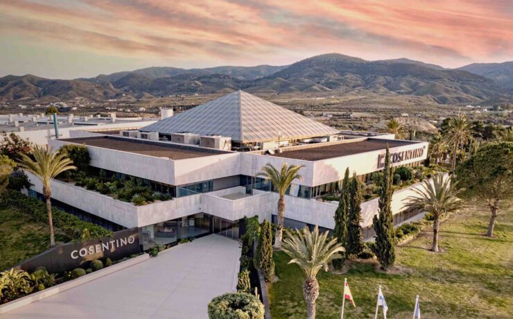 Pour les trois prochaines années, Cosentino prévoit de poursuivre sa stratégie de développement, basée sur des investissements significatifs, afin de soutenir la croissance, avec un volume estimé à 400 millions d’euros. La majorité des dépenses sera consacrée à l’expansion et à l’augmentation des capacités de production.