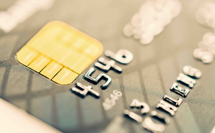 La catégorie des 18-24 ans s’avère la plus affectée par l’inflation : leurs dépenses par carte n’augmentent que de 4,9 % depuis le début de l’année, soit plus de 3 points de moins que la moyenne des Français. Or les stratégies anti-crise de cette génération méritent une attention spécifique : elles préfigurent souvent des tendances futures plus généralisées.