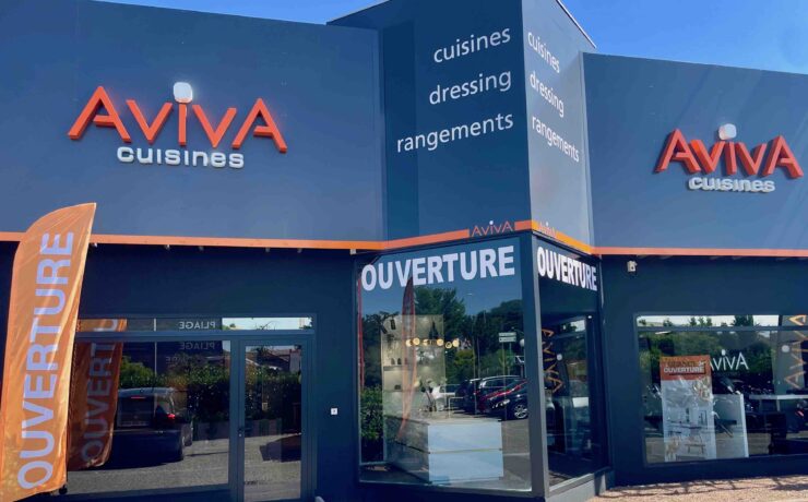 Situé dans l’ouest lyonnais, sur un axe très passant et à proximité immédiate du cinéma, le nouveau magasin Cuisines AvivA de Brignais (69) bénéficie d’un emplacement idéal. Le showroom, de 300 m2, présente un éventail complet d’expositions de cuisines, meubles TV, buanderies et salles de bains.