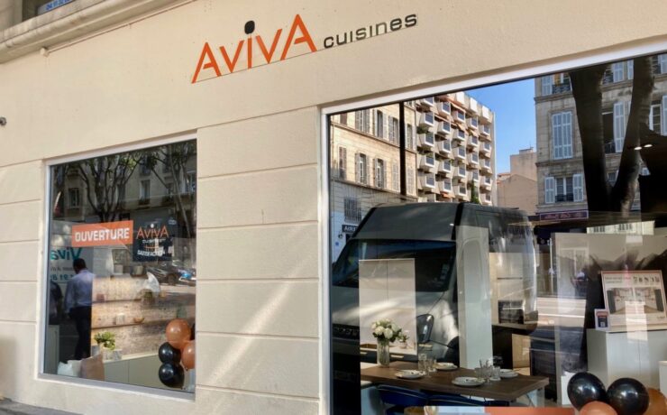 Développé autour du concept “petite surface” de l’enseigne, ce nouveau point de vente, de 126 m2, accueille quatre expositions de cuisines et une exposition dressing à venir. Jean-Charles Legendre, directeur du magasin, y est accompagné de deux concepteurs-vendeurs issus de l’univers de la cuisine, ainsi que d’une assistante de gestion.