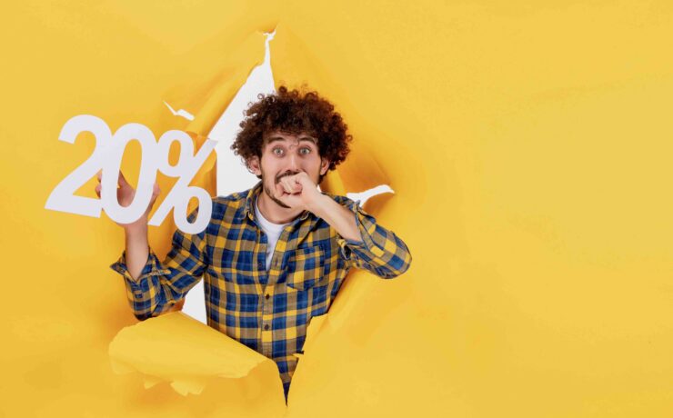 9 Français sur 10 ont réduit leurs dépenses ou prévoient de le faire en 2023. Aux premiers rangs de ces réductions se trouvent les sorties au restaurant (51 %), les voyages & vacances (44 %), ou encore les achats de mode & accessoires (43 %), considérés comme des dépenses moins essentielles. Les catégories liées à l’habitat et son équipement arrivent ensuite : la décoration à 38 %, l’ameublement à 36 %.