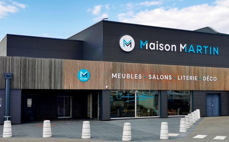 Le point de vente relooké (anciennement “Meubles du Vihiersois”), se situe dans la zone commerciale des Courtils, au 7 de la rue Robert Schuman très exactement, sur la commune de Lys-Haut-Layon (49), à une quarantaine de kilomètres au nord-est de Cholet.