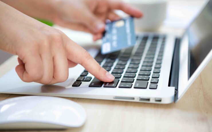 Le e-commerce est visiblement plébiscité par les Français, ceci sans distinction de genre, de catégorie socioprofessionnelle, ou de zone géographique. S’il subsiste un léger différentiel entre les plus de 65 ans et le reste de la population, qui consomme sur internet à plus de 80 %, on voit que le e-commerce est devenu un moyen de consommation intégré et généralisé au sein de la population, dépassant toutes les frontières sociologiques.