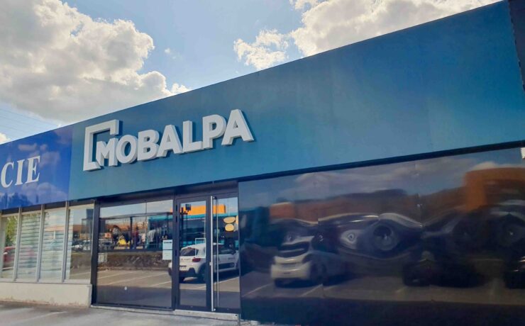 D’une surface de 240 m2, ce nouveau point de vente met en avant tous les atouts du concept magasin de la marque avec, à la clé, les éléments essentiels qui la distinguent de ses concurrentes : un appartement de 51 m2, deux “cuisines-miroirs” (qui détaillent les leviers permettant de moduler un projet en fonction du budget), un espace de coworking, etc.