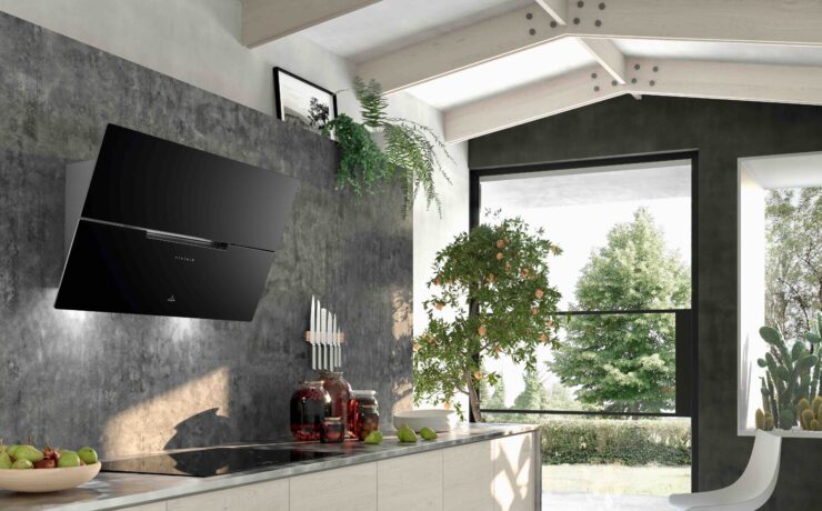 La marque du groupe Franke a redessiné sa hotte murale emblématique “Molière”, avec un design noir mat épuré qui est dans la tendance des cuisines modernes. Elle comprend deux panneaux en verre avec des commandes électroniques et rétroéclairées, des spots d'éclairage LED et une poignée rectangulaire pour ouvrir le panneau supérieur. Mais ce n’est pas tout…