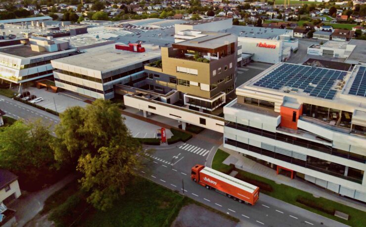 Pour le fabricant de ferrures (comme pour beaucoup d’autres acteurs de la filière), après deux années au cours desquelles le marché avait le vent en poupe, la tendance s’est aujourd’hui inversée. Mais le spécialiste continue plus que jamais de miser sur les innovations, les investissements et les savoir-faire de ses collaborateurs.