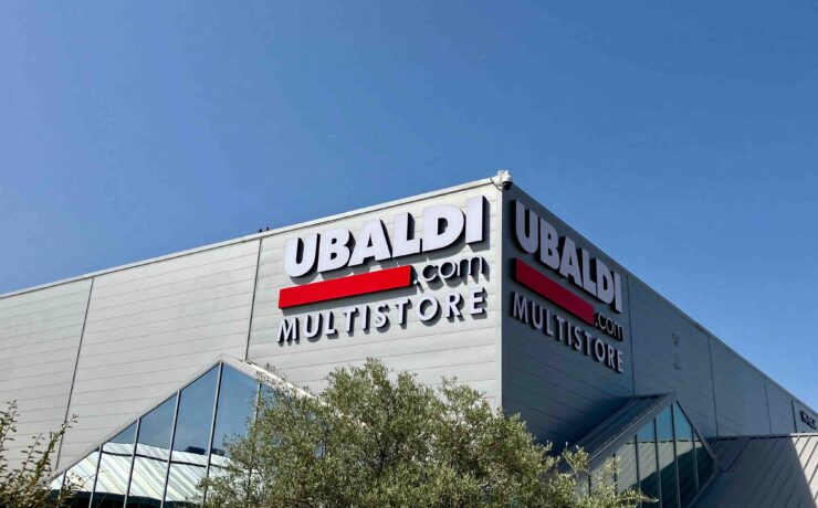 D’une superficie de 2 700 m², le multistore d’Ajaccio/Baleone présente l’ensemble des univers Ubaldi (Hi-tech, Électroménager, Cuisine, Ameublement, Literie), selon la scénographie signature de l’enseigne, sous forme de corners de marques. L’espace “Cuisine” est particulièrement mis à l’honneur, avec pas moins de 19 modèles exposés.