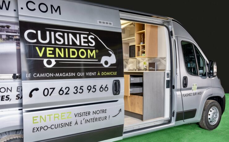 Les deux nouveaux franchisés, Maximilien Lust et Vincent Merceur, ont démarré leur activité après avoir suivi une formation aux méthodes de prospection et de vente, spécifiques à leur activité de cuisinistes à domicile.