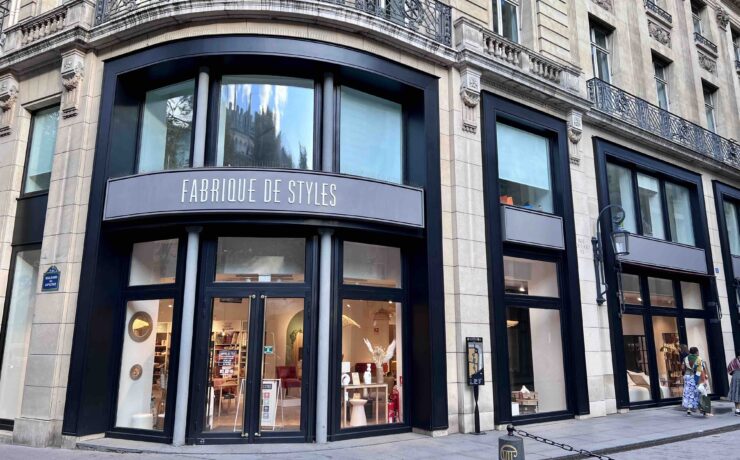 Au début de l’été, la bannière “Fabrique de Styles” s’est offert une première vitrine parisienne, dans le 9e arrondissement de la capitale. Une implantation hautement stratégique pour cette jeune enseigne (développée à la fois en propre et en franchise), qui dit vouloir bousculer les codes du retail et qui ne manque visiblement pas d’ambition ! Visite.