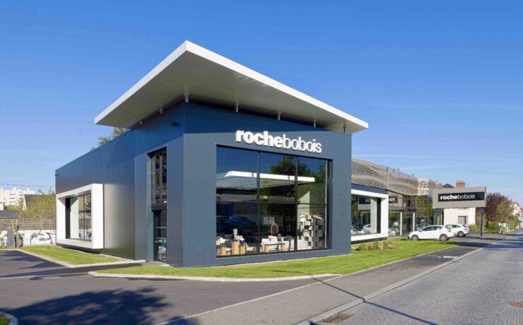 Au vu du rythme des livraisons et avec un portefeuille de commandes solide de 158 M€ au 30 juin 2023, Roche Bobois vise, pour 2023, un chiffre d’affaires d’au moins 425 M€ (soit une croissance de l’ordre de 5 %) et une nouvelle progression de son EBITDA par rapport au record de l’année 2022.