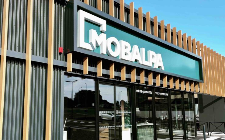Ce nouveau Mobalpa, d’une surface de 290 m2, se situe dans un bâtiment totalement neuf, à Saint-Quay-Perros (22), sur un axe très passant, avec une belle visibilité. Le secteur présente un potentiel important avec, à la clé, une clientèle locale plutôt aisée.