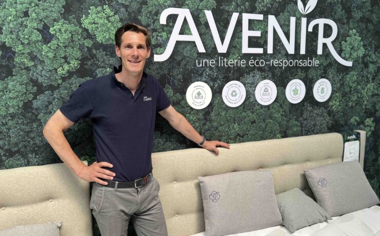 C’est sa première prise de parole depuis son arrivée à la direction générale du groupe Thiriez. Nommé à ce poste le 12 septembre 2022 par Geoffrey Thiriez (désormais président de l’entreprise de Wattrelos), Henri-Alexis Desombre a bien voulu répondre aux questions de Meuble-Info. Il ressort de cet entretien exclusif une interview un peu trop “fleuve” pour un passionné de voile (et pour nos lecteurs les plus pressés !), mais qui nous permet d’en savoir davantage sur l’homme, sur la mission qui lui a été confiée et sur ses ambitions pour Thiriez.