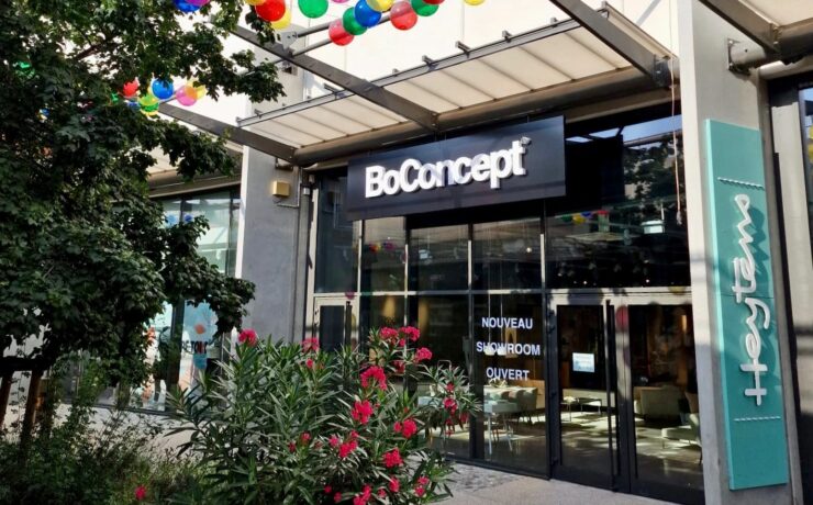 Ce nouvel espace BoConcept de Vedène (84) dispose d’un showroom de 260 m2, divisé en douze “studios” (dont un “hotspot”) et basé sur un nouveau concept architectural (voué à se développer dans tous les magasins en France), selon lequel l’articulation du magasin réside dans « l’envie de mettre en scène les différents espaces de vie ».