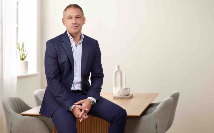 Le 1er septembre dernier, l’enseigne internationale d’origine danoise, Jysk, spécialiste de la literie, du textile de maison et de l’ameublement, a nommé Rami Jensen au poste de président-directeur général. Il devient le troisième PDG de l’entreprise en déjà 44 ans d'histoire.