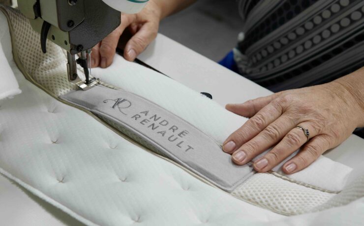 La société André Renault, fabricant de literie haut de gamme depuis plus de 60 ans, acteur incontournable sur son marché et leader français des literies de relaxation est, de longue date, reconnue comme une référence en matière de qualité et de fiabilité. Mais jouir du statut de “référence” n’autorise pas à s’endormir sur ses lauriers ! À la veille d’exposer leurs innovations sur le salon EspritMeuble, c’est en substance le message qu’ont voulu faire passer les dirigeants du fabricant de Saint-Gildas-des-Bois (44).