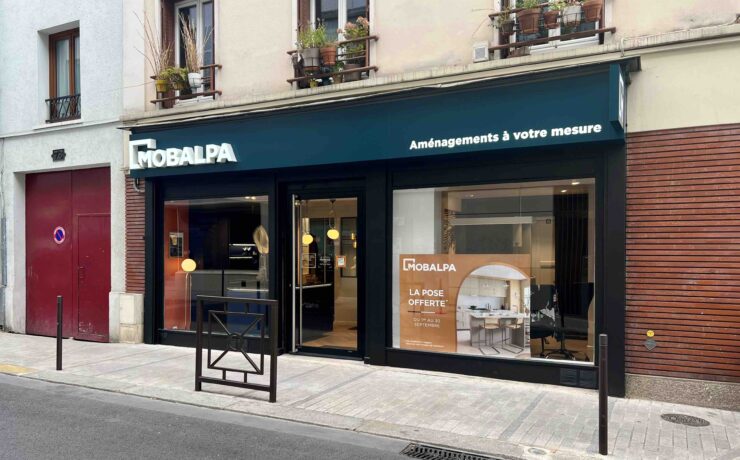 Le point de vente, d’une surface commerciale de 75 m2, accueille le concept magasin de la marque en version “city”, avec un studio de 20 m2, dont la mission consiste à démontrer le savoir-faire de Mobalpa en matière d’agencement global de l’habitat.