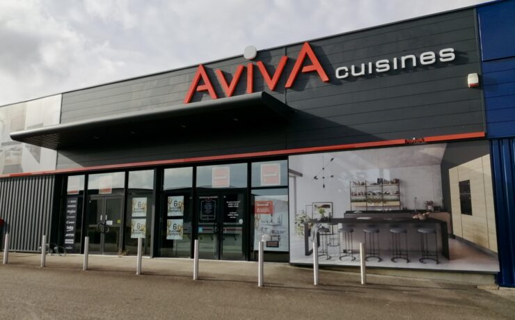 Tous les univers du concept Cuisines AvivA sont présentés dans ce point de vente de 500 m2. Il dispose en effet de 14 cuisines, 2 salles de bains, 1 dressing et 2 meubles TV, offrant ainsi plusieurs espaces aux clients, pour leur permettre de se projeter au mieux dans leur futur intérieur.