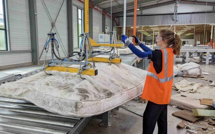 Cette nouvelle unité fonctionne grâce à la forte complémentarité de trois acteurs clés : Envie Recyclage Bretagne, Veolia et Ecomaison. Envie Recyclage Bretagne se charge de recevoir les matelas et de mettre en œuvre les processus nécessaires à leur démantèlement. Veolia possède l’expertise concernant la gestion des matières particulières qui composent les matelas et leur réintroduction sur le marché. Ecomaison coordonne la collecte, le tri et l’orientation des déchets vers les différentes filières.