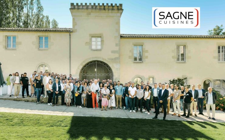 La réunion du 25 septembre dernier a surtout été l’occasion de présenter cinq nouveaux modèles arrivant dans la collection ; des cuisines créées « pour répondre aux attentes des distributeurs souhaitant proposer à leurs clients de nouvelles matières et coloris, aux finitions plus respectueuses de l’environnement ».