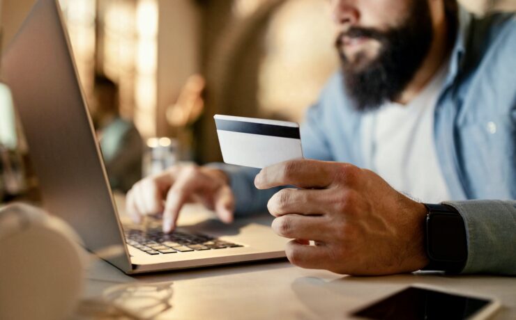 Face à l’inflation qui perdure, les ménages réduisent le nombre de leurs achats et opèrent des arbitrages, constate la “Fédération du e-commerce et de la vente à distance”. Ce sont les ventes de services qui maintiennent la croissance du e- commerce, avec une hausse de 14 % sur le deuxième trimestre.