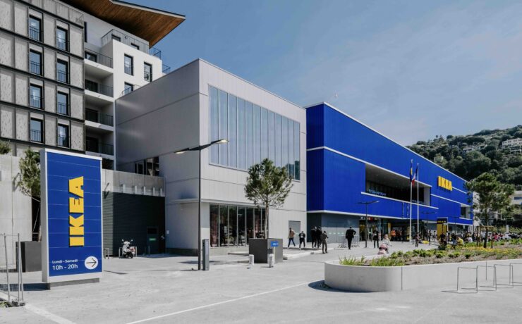 Comme déjà annoncé, l’enseigne scandinave réitère sa promesse d’investir 1,2 milliard d’euros en France sur la période 2023-2026. Objectif : se rendre toujours plus accessible vis-à-vis des Français, avec de nouveaux points de contact en centre-ville, des capacités de livraison renforcées et des outils digitaux en constante évolution.