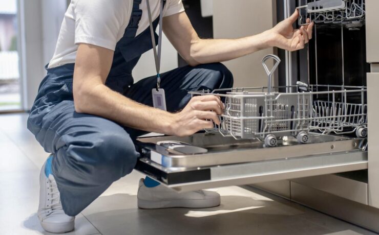 D’après la 6e édition du “Baromètre du SAV” de Fnac-Darty, les appareils de gros électroménager sortent du lot et affichent en moyenne les scores de durabilité les plus élevés. À quelques semaines de la mise en place de l’indice de durabilité (à partir du 1er janvier 2024), ces résultats soulignent les efforts menés par les fabricants pour proposer des produits toujours plus performants et réparables.