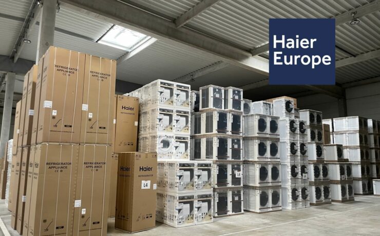 Outre l'extension de la plate-forme de Dreux (28), convaincu que le site de Lunery (18), où était localisée la majorité des flux, ne pouvait plus répondre aux besoins futurs de l'entreprise, Haier Europe a décidé de redynamiser son schéma logistique, en s’associant au nouveau site de “GreenBerry”, situé à une quinzaine de kilomètres de Lunery, à La Chapelle-Saint-Ursin.