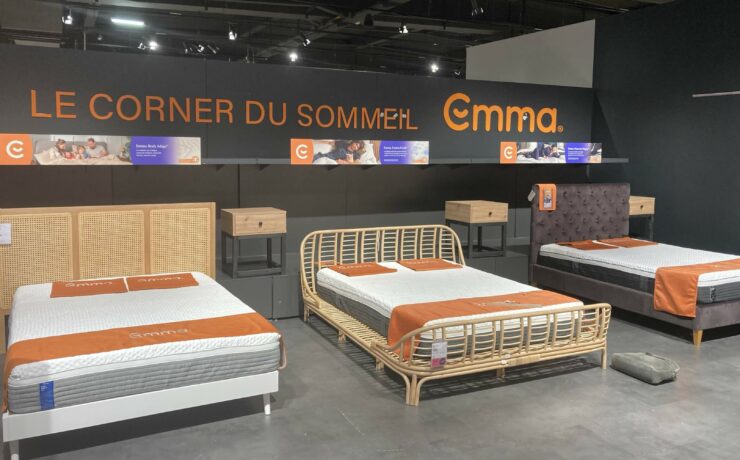 Dans le cadre d’un partenariat conclu avec le fabricant de literie Emma, l’enseigne Maisons du Monde a mis en place, dans cinq de ses magasins, de nouveaux espaces dédiés à la marque germanique. Ceci jusqu’en février prochain, avec pour objectif officiel de faire découvrir aux consommateurs les différents produits de la nouvelle gamme “Emma Deluxe”.