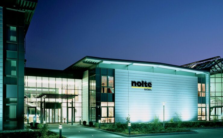 Le fabricant allemand Nolte Möbel a été contraint de se déclarer en cessation de paiement le 9 novembre dernier. Entre les conséquences multiples de la pandémie, le contexte européen inflationniste qui perdure, des disfonctionnements internes inattendus et des dépenses contraintes insurmontables, les raisons de ce dépôt de bilan sont multiples. Et la direction de l’entreprise a tenu à en livrer sa version. Synthèse.