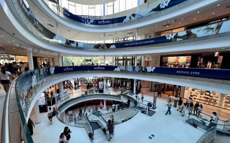 Les améliorations attendues, en matière d’inflation en général et concernant une contraction des hausses de prix de l’alimentaire en particulier, devraient, sauf événement majeur, redonner un peu de souffle aux activités du commerce spécialisé au premier semestre 2024. Acceptons-en l’augure, même si cette inflexion des prix mettra sans doute du temps à être perçue… par des consommateurs toujours sceptiques vis-à-vis des annonces d’évolutions positives.