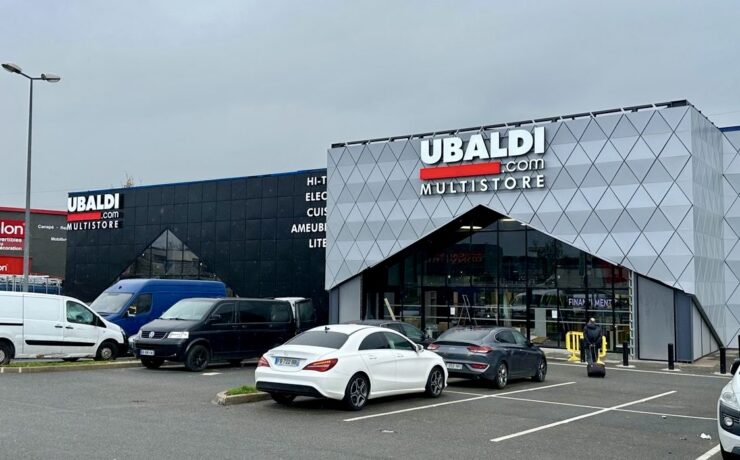 D’une superficie de 4 500 m², ce nouveau point de vente met en scène les cinq grands univers du distributeur (Hi-Tech, Électroménager, Cuisine, Ameublement et Literie), déclinés sous forme de corners de marques. Un dépôt de plus de 1 600 m² complète ce nouveau point de vente, pour assurer un maximum de stocks et une disponibilité immédiate des produits.