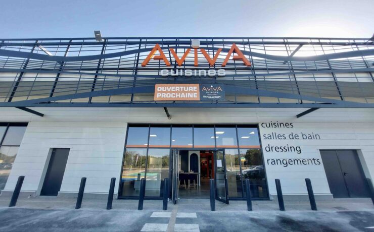 Situé dans une zone commerciale de Lozanne (69), ce nouveau point de vente, d’une surface de 350 m2, expose neuf cuisines, une buanderie, une salle de bains et un meuble TV. À sa tête : Mirsad Klobodanovic, qui est accompagné de deux concepteurs-vendeurs et d’une assistante de gestion.