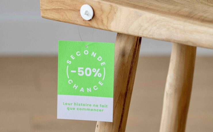 Maisons du Monde fait un nouveau pas dans sa démarche d’économie circulaire, en proposant à la vente, dans tous ses magasins, depuis le 18 octobre dernier, des produits d’occasion estampillés “Seconde Chance”.