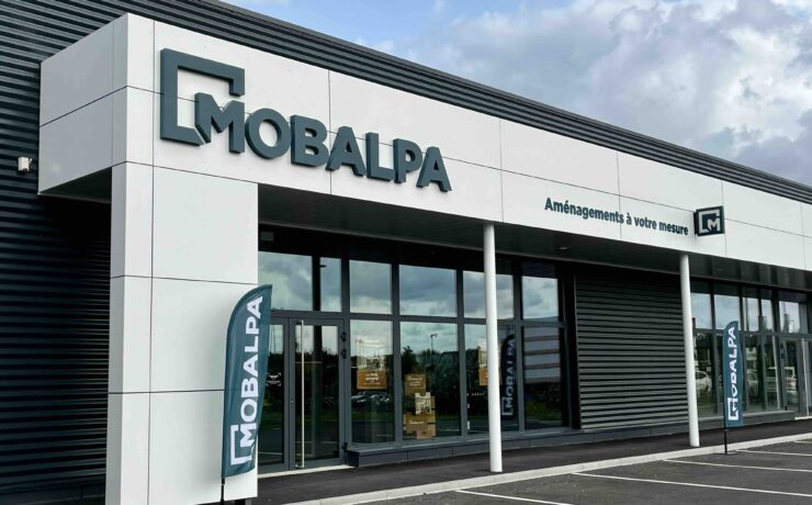 Située au carrefour de Beauvais, Compiègne et Creil, la zone commerciale de Saint-Maximin draine une belle fréquentation, avec des visiteurs au fort pouvoir d’achat. D’une surface de 265 m2, le point de vente de Robert Dugueperoux a pris place dans un bâtiment neuf. Les éléments essentiels du concept magasin Mobalpa y sont tous présents.