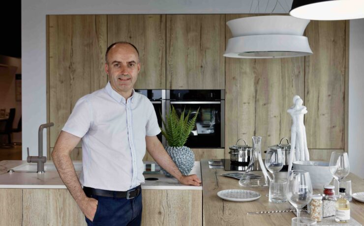 Cet espace de 220 m2 permet désormais de mettre en avant tous les métiers de l’enseigne, au-delà de la cuisine. Le magasin propose ainsi à ses clients de découvrir sept expositions de cuisines, mais aussi deux salles de bains, un dressing, une arrière-cuisine et un petit espace salon.