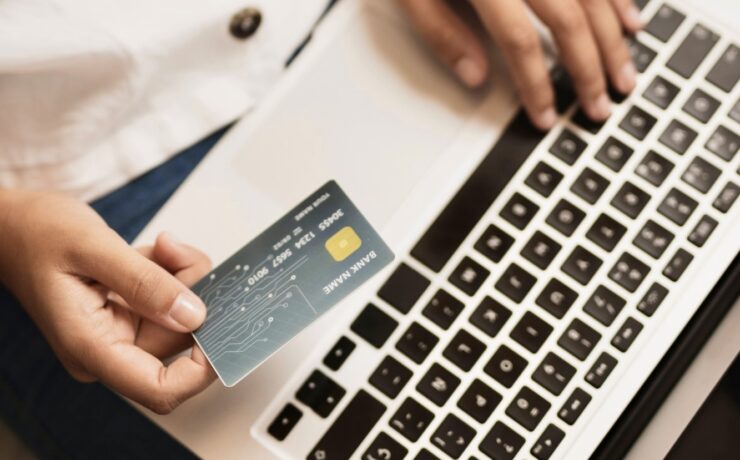 La Fevad, organisation représentative du secteur du commerce électronique et de la vente à distance, annonce que les ventes de produits sur internet sont en léger repli, à -1,5 %. Le e-commerce n’échappe pas à la règle : face à la hausse des prix et à la perte de pouvoir d’achat, les consommateurs sont nombreux à arbitrer en faveur de l’alimentation et des prix bas.