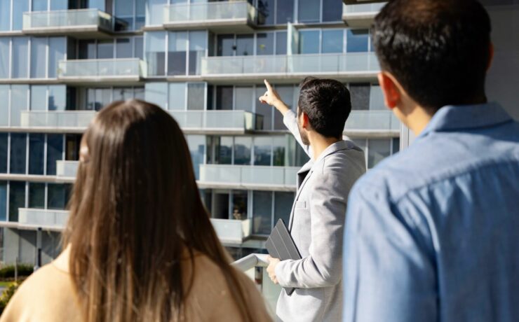 Bien que les prix à la consommation aient progressé de 4,9 % sur un an à fin septembre selon l’Insee, le prix moyen d’un trois-pièces a, lui, diminué de -1,42 % en six mois. En cet automne 2023, il faut donc compter en moyenne 322 676 € pour acheter un trois-pièces dans le neuf en France. Cela représente environ 4 650 € de moins qu’il y a six mois pour un T3, surface de référence dans la promotion immobilière.