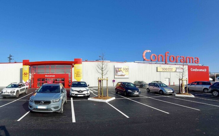 Dans la continuité de la rénovation du magasin de Chartres/Barjouville (28), dévoilée en mai 2023, Conforama teste ici une nouvelle façon d’exprimer son offre et de concevoir le parcours client. Parmi les nouveaux espaces proposés par le concept : une zone “seconde vie” (avec des produits retournés par les clients ou présentant de petits défauts), vouée à se déployer progressivement dans tous les points de vente de l’enseigne.