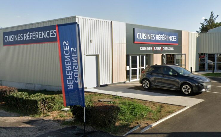 Spécialistes de l’hyper-personnalisation, les équipes du magasin, composées d’un directeur (Jonathan Moulier) et de deux concepteurs-vendeurs (Julie Paulet et Yvan Cosset), accompagnent leurs clients sur tous les types de projets de cuisines bien sûr, mais aussi pour la conception d’autres pièces de la maison, comme la buanderie ou le dressing.