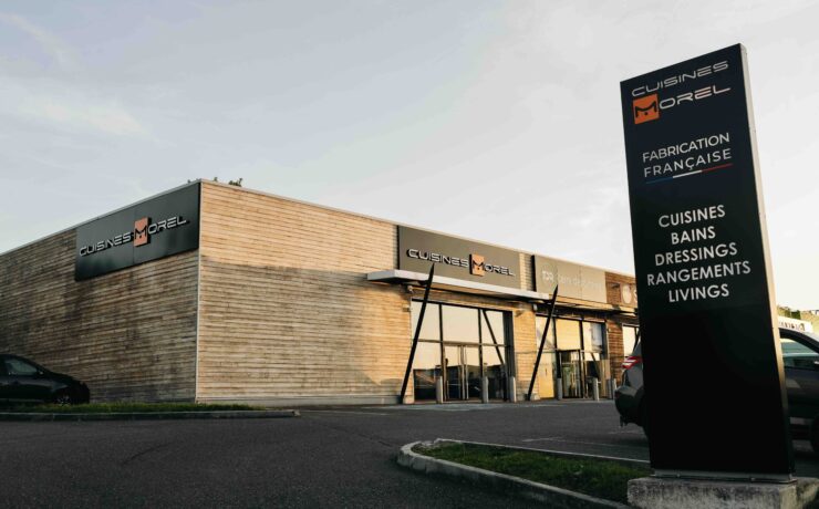 Neuf magasins ont renforcé le maillage territorial de la marque depuis mai 2023 et porté à 51 le nombre de points de vente sous enseigne Cuisines Morel, dont 43 sous contrats de concession. Deux nouveaux espaces devraient ouvrir d’ici la fin de l'année et le réseau ambitionne d’ouvrir une dizaine de nouveaux points de vente par an en France.