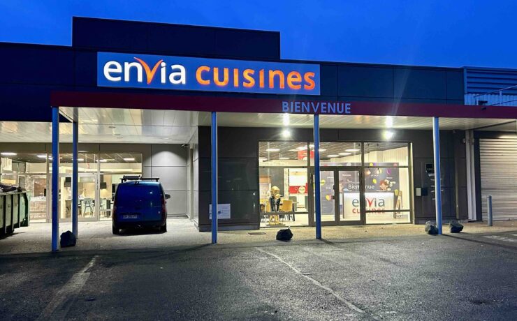 Ce nouveau point de vente bénéficie d’une surface de 270 m² et compte seize cuisines en exposition. À sa tête : Laura Delahaye, accompagnée de quatre concepteurs-vendeurs. L’entrepreneuse s’est associée avec Gérald Aubry et Emmanuel Plard, adhérents des magasins Envia Cuisines de Laval (53) et Mayenne (53).