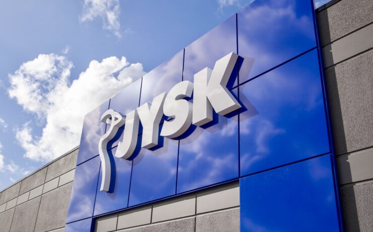 Le distributeur scandinave dit avoir tiré son épingle du jeu en 2023, notamment en réussissant à maintenir des prix très compétitifs, dans un contexte toujours inflationniste. Il est ainsi parvenu à porter son chiffre d'affaires à 38,5 milliards de DKK (couronne danoise) sur l'exercice, soit 5,2 milliards d’euros, en hausse de 6,3 %.