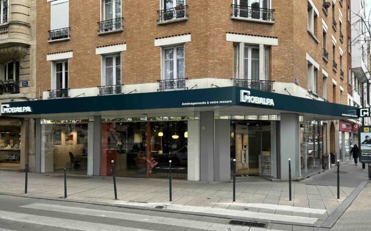 D’une surface commerciale de 110 m2, ce nouveau point de vente reprend le concept Mobalpa dans sa dernière mouture. Deux grandes expositions sont mises en avant, ainsi qu’un appartement de 22 m2 incluant un espace de réalité virtuelle.
