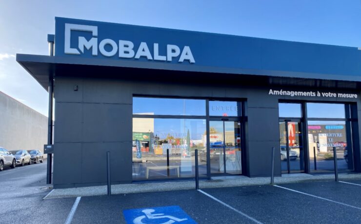 Situé au cœur de la zone commerciale de Carcassonne, qui rassemble l’ensemble des acteurs de l’habitat, le nouveau point de vente de Jean-Baptiste Fouilhé et Julien Munoz bénéficie d’un passage conséquent et qualitatif. D’une surface de 250 m2, il propose le concept magasin de Mobalpa dans sa dernière version, qui met notamment en avant l’expertise de l’enseigne en matière d’aménagement global de l’habitat.