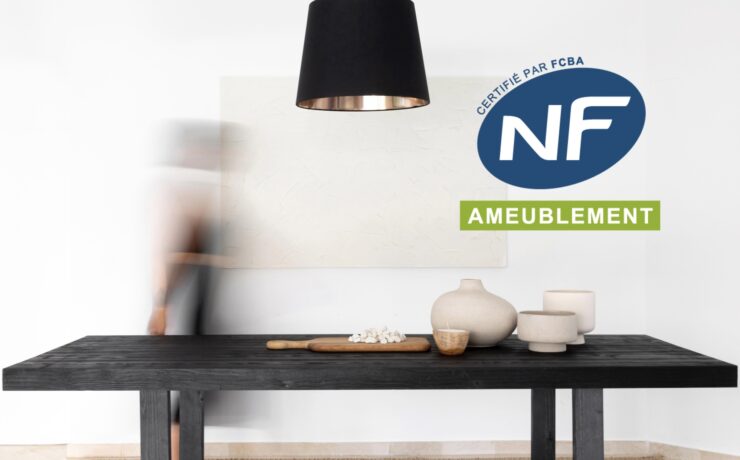 Depuis sa création, il y a 70 ans de cela, la certification “NF Ameublement”, délivrée par l’Institut technologique FCBA, a su s’adapter aux évolutions du marché, aux exigences des réglementations et aux attentes des particuliers. Encadrée par le Code de la consommation, elle permet au consommateur de disposer d’un critère de choix fiable et objectif. Ni plus, ni moins.